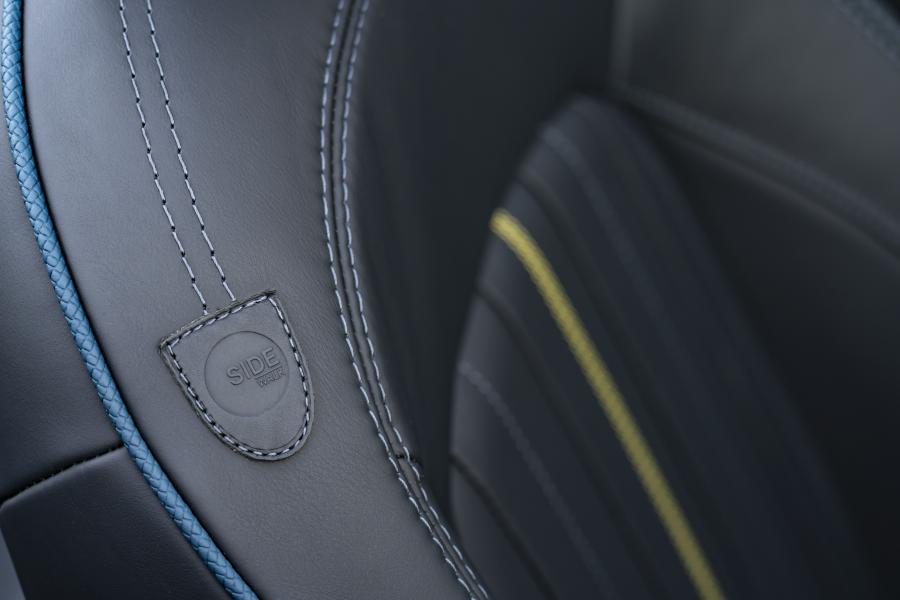 Детали интерьера Mini Cooper S Cabrio Sidewalk (F57) 2020 года  (WW) (фото 30 из 53)